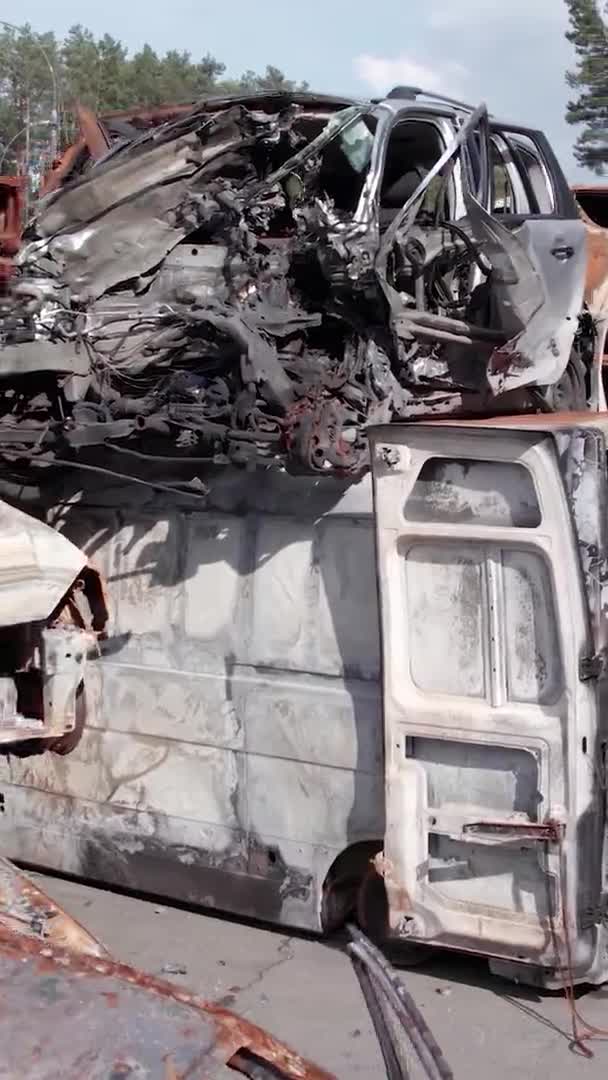 Questo Video Verticale Mostra Una Discarica Auto Sparate Bruciate Nel — Video Stock