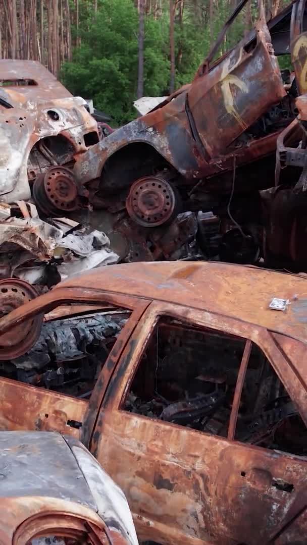这张股票的垂直录像显示了在Bucha区Irpin的一辆被枪击和焚烧的汽车的垃圾堆 — 图库视频影像