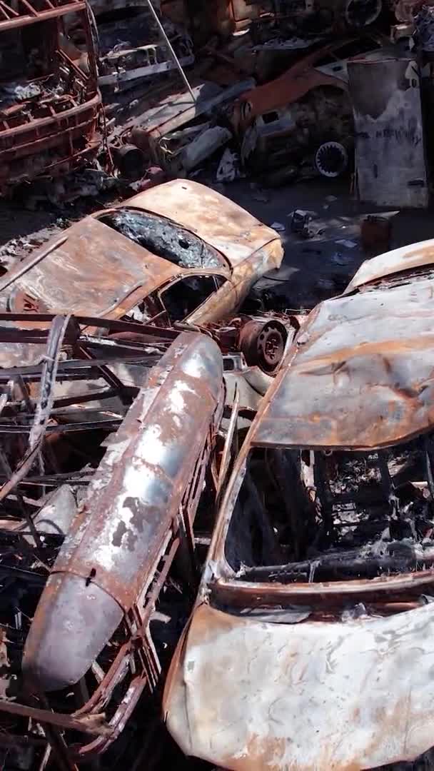 Questo Video Verticale Mostra Una Discarica Auto Sparate Bruciate Nel — Video Stock