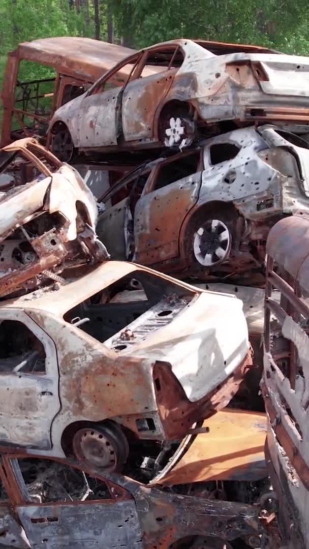Stok Dikey Video Irpin Bucha Bölgesinde Bir Kurşun Yanmış Araba — Stok video
