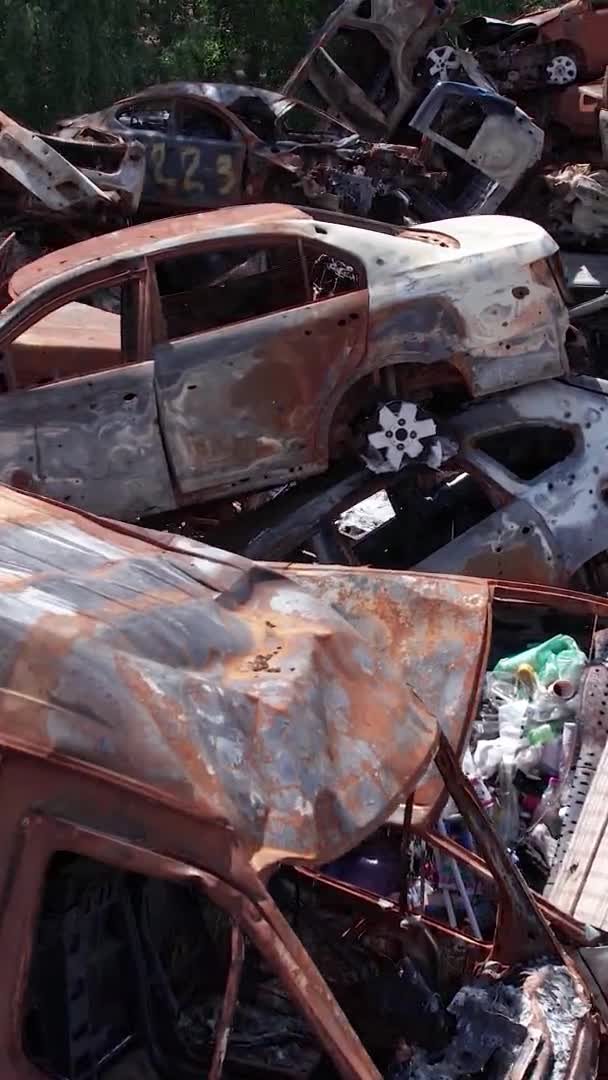 Questo Video Verticale Mostra Una Discarica Auto Sparate Bruciate Nel — Video Stock