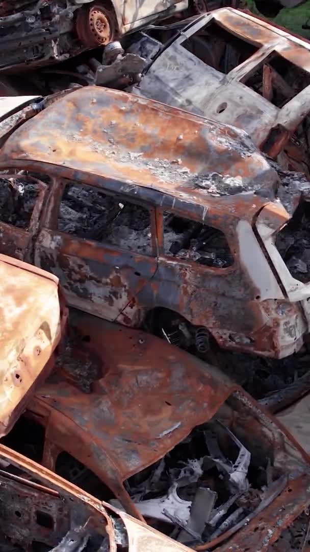 Questo Video Verticale Mostra Una Discarica Auto Sparate Bruciate Nel — Video Stock