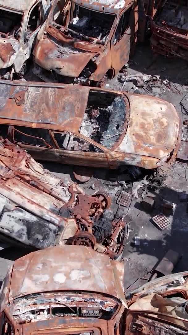 Állomány Függőleges Videó Mutatja Egy Szemétlerakó Lövés Égett Autók Irpin — Stock videók