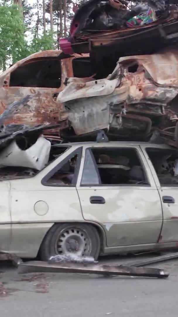 Questo Video Verticale Mostra Una Discarica Auto Sparate Bruciate Nel — Video Stock