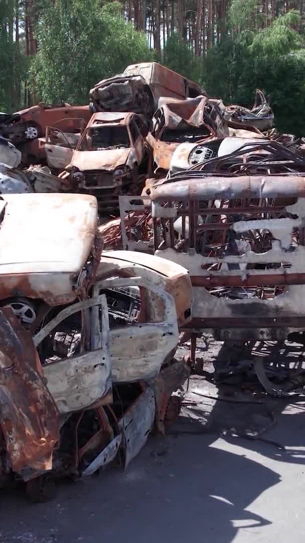 Questo Video Verticale Mostra Una Discarica Auto Sparate Bruciate Nel — Video Stock