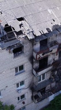 Bu stok dikey video Ukrayna 'daki savaş sırasında Makariv şehrinde yıkılan bir binayı gösteriyor.