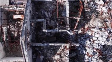 Bu stok dikey video Ukrayna 'daki savaş sırasında Makariv şehrinde yıkılan bir binayı gösteriyor.