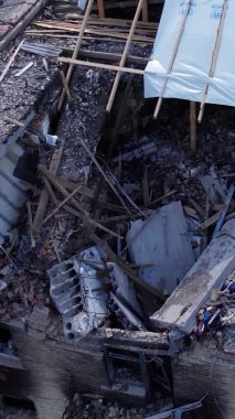 Bu stok dikey video Ukrayna 'daki savaş sırasında Makariv şehrinde yıkılan bir binayı gösteriyor.