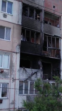 Bu stok dikey video Ukrayna 'daki savaş sırasında Makariv şehrinde yıkılan bir binayı gösteriyor.