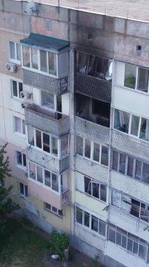 Bu stok dikey video Ukrayna 'daki savaş sırasında Makariv şehrinde yıkılan bir binayı gösteriyor.