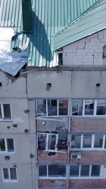 Bu stok dikey video Ukrayna 'daki savaş sırasında Makariv şehrinde yıkılan bir binayı gösteriyor.