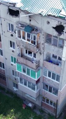 Bu stok dikey video Ukrayna 'daki savaş sırasında Makariv şehrinde yıkılan bir binayı gösteriyor.