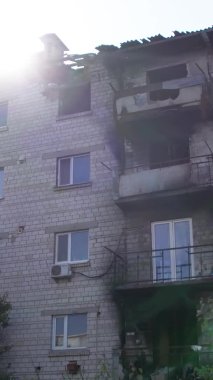 Bu stok dikey video Ukrayna 'daki savaş sırasında Makariv şehrinde yıkılan bir binayı gösteriyor.