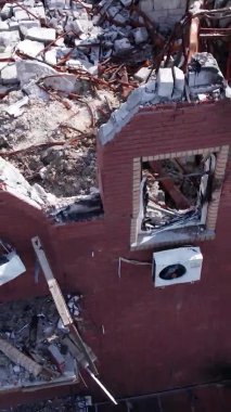 Bu stok dikey video Ukrayna 'daki savaş sırasında Makariv şehrinde yıkılan bir binayı gösteriyor.