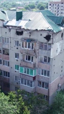 Bu stok dikey video Ukrayna 'daki savaş sırasında Makariv şehrinde yıkılan bir binayı gösteriyor.