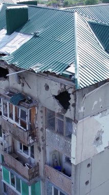 Bu stok dikey video Ukrayna 'daki savaş sırasında Makariv şehrinde yıkılan bir binayı gösteriyor.