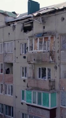 Bu stok dikey video Ukrayna 'daki savaş sırasında Makariv şehrinde yıkılan bir binayı gösteriyor.