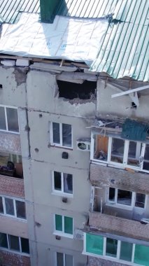 Bu stok dikey video Ukrayna 'daki savaş sırasında Makariv şehrinde yıkılan bir binayı gösteriyor.