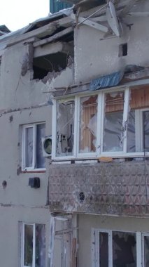 Bu stok dikey video Ukrayna 'daki savaş sırasında Makariv şehrinde yıkılan bir binayı gösteriyor.