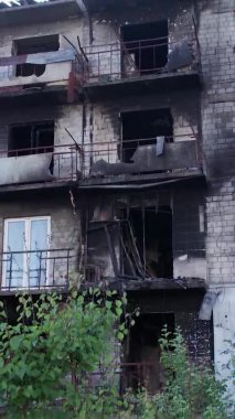 Bu stok dikey video Ukrayna 'daki savaş sırasında Makariv şehrinde yıkılan bir binayı gösteriyor.