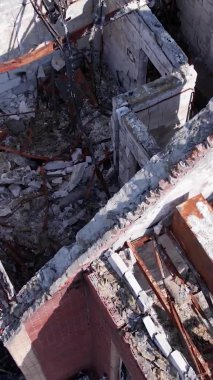 Bu stok dikey video Ukrayna 'daki savaş sırasında Makariv şehrinde yıkılan bir binayı gösteriyor.