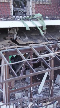 Bu stok dikey video Ukrayna 'daki savaş sırasında Makariv şehrinde yıkılan bir binayı gösteriyor.