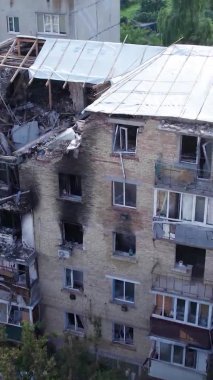 Bu stok dikey video Ukrayna 'daki savaş sırasında Makariv şehrinde yıkılan bir binayı gösteriyor.