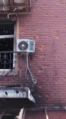 Bu stok dikey video Ukrayna 'daki savaş sırasında Makariv şehrinde yıkılan bir binayı gösteriyor.