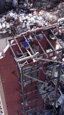 Bu stok dikey video Ukrayna 'daki savaş sırasında Makariv şehrinde yıkılan bir binayı gösteriyor.