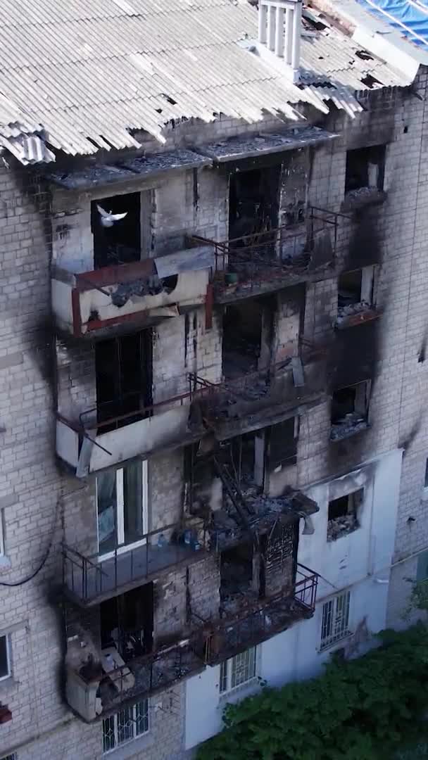 このストック垂直ビデオは ウクライナでの戦争中にマカリフ市内で破壊された建物を示しています — ストック動画