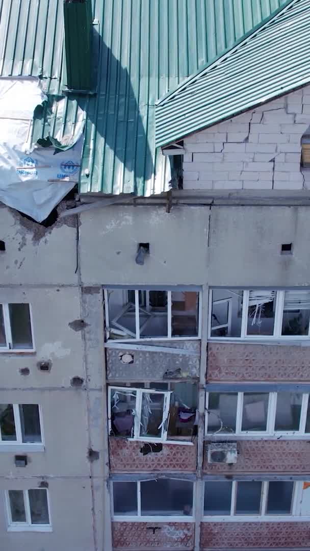Tämä Varastossa Pystysuora Video Näyttää Tuhoutuneen Rakennuksen Kaupungin Makariv Sodan — kuvapankkivideo