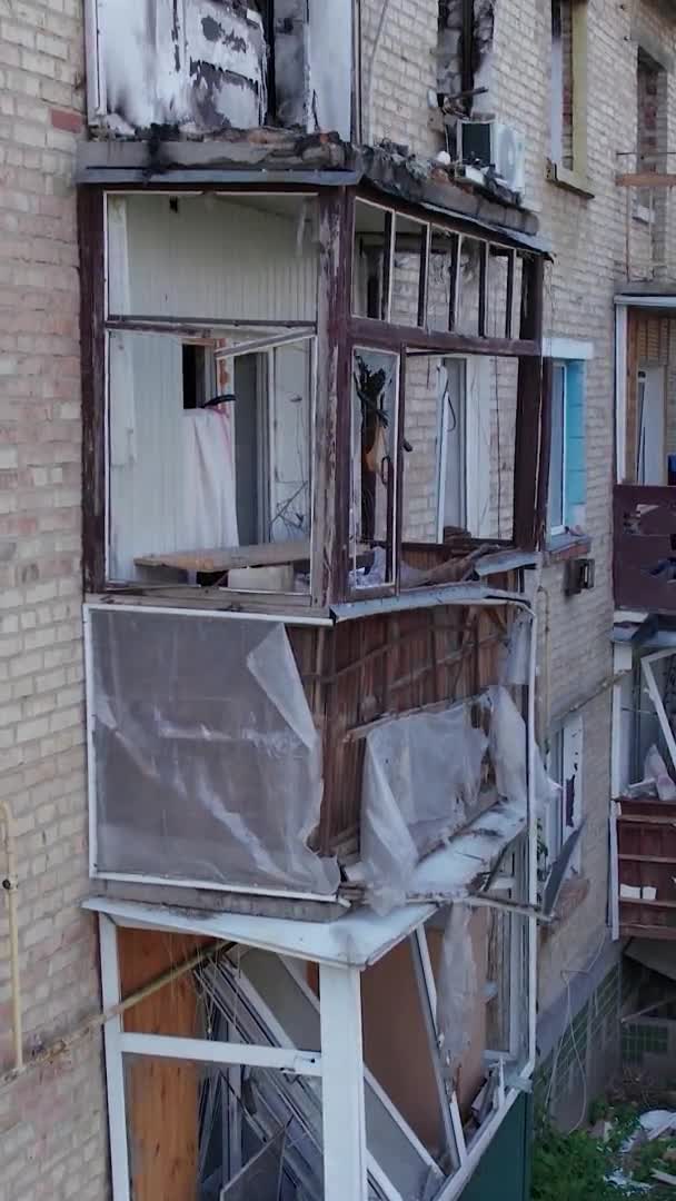 Deze Verticale Aandelenvideo Toont Een Verwoest Gebouw Stad Makariv Tijdens — Stockvideo