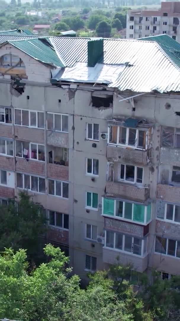 Tämä Varastossa Pystysuora Video Näyttää Tuhoutuneen Rakennuksen Kaupungin Makariv Sodan — kuvapankkivideo