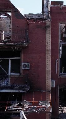 Bu stok dikey video Ukrayna 'daki savaş sırasında Makariv şehrinde yıkılan bir binayı gösteriyor.