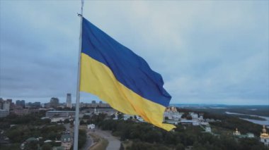 Bu stok görüntüler Ukrayna 'nın 8K çözünürlüklü ulusal bayrağını gösteriyor.