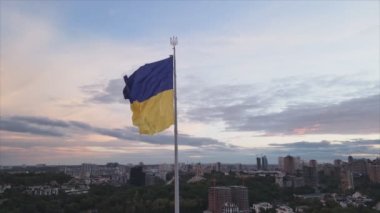 Bu stok görüntüler Ukrayna 'nın 8K çözünürlüklü ulusal bayrağını gösteriyor.