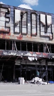 Bu stok dikey video, Bucha 'da yıkılan bir alışveriş merkezi binasını gösteriyor.