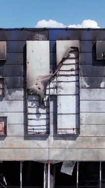 Bu stok dikey video, Bucha 'da yıkılan bir alışveriş merkezi binasını gösteriyor.