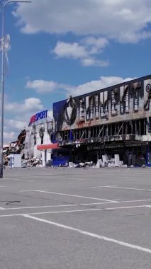 Bu stok dikey video, Bucha 'da yıkılan bir alışveriş merkezi binasını gösteriyor.