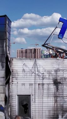 Bu stok dikey video, Bucha 'da yıkılan bir alışveriş merkezi binasını gösteriyor.