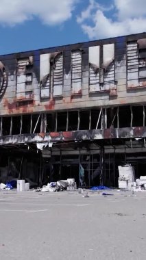 Bu stok dikey video, Bucha 'da yıkılan bir alışveriş merkezi binasını gösteriyor.