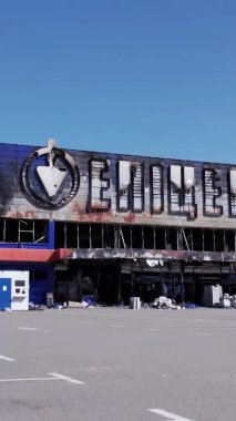 Bu stok dikey video, Bucha 'da yıkılan bir alışveriş merkezi binasını gösteriyor.