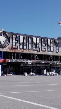 Bu stok dikey video, Bucha 'da yıkılan bir alışveriş merkezi binasını gösteriyor.