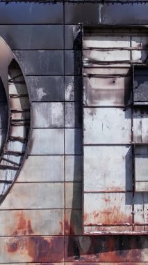 Bu stok dikey video, Bucha 'da yıkılan bir alışveriş merkezi binasını gösteriyor.