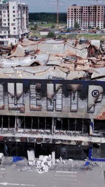 Bu stok dikey video, Bucha 'da yıkılan bir alışveriş merkezi binasını gösteriyor.