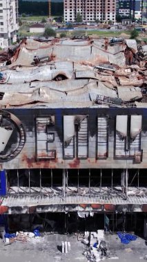 Bu stok dikey video, Bucha 'da yıkılan bir alışveriş merkezi binasını gösteriyor.