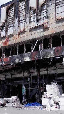 Bu stok dikey video, Bucha 'da yıkılan bir alışveriş merkezi binasını gösteriyor.