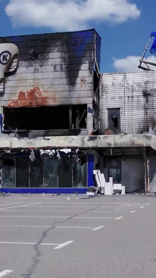 Stock Vertical Video Shows Destroyed Building Shopping Center Bucha — Stockvideo