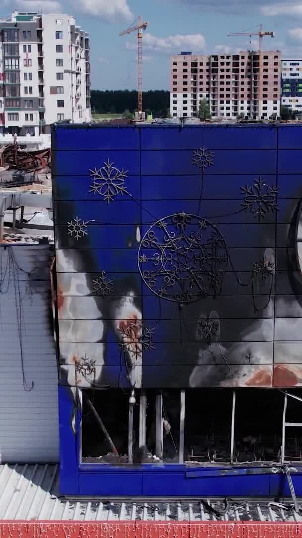 Вертикальному Відеоролику Зображено Зруйнований Будинок Торгового Центру Бучі — стокове відео