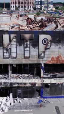 Bu stok dikey video, Bucha 'da yıkılan bir alışveriş merkezi binasını gösteriyor.